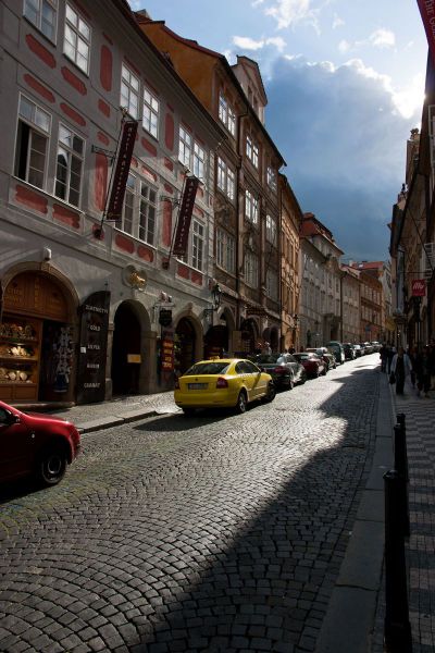 la rue Nerudova avec ses maison aux enseignes