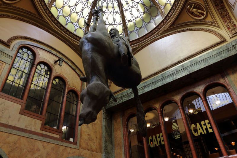 statue de St. Wenceslas a L'envers de David Cerny