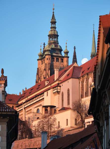 La lune derrier le Chateau de Prague