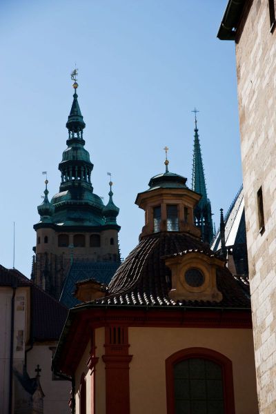 Les tours de la Cathédrale St. Guy et la basilique St. Georges au château de Prague