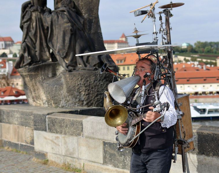 l'homme orchestre sur le pont Charles
