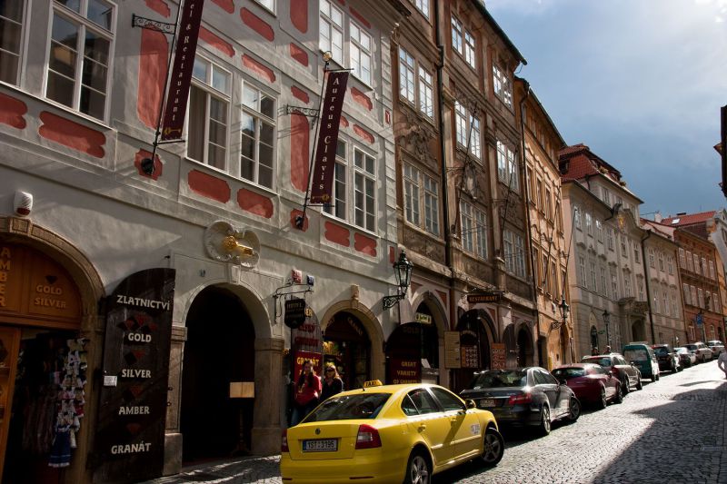 rue Nerudova avec ses maisons aux enseignes